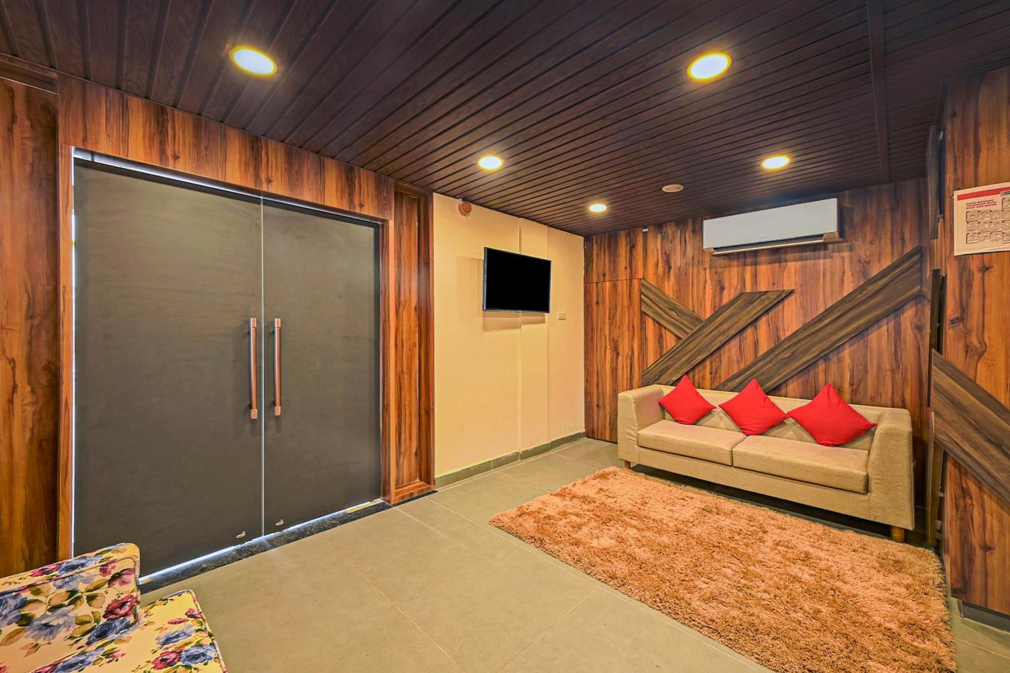 Hotel Super Townhouse Oak Hillside Aqua Khandagiri Exterior foto